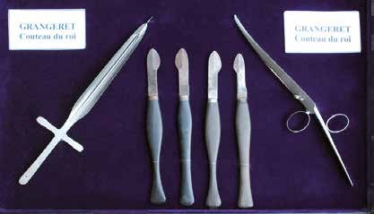 Set van historische chirurgische instrumenten, inclusief messen, lepels en een schaar, op paarse achtergrond.