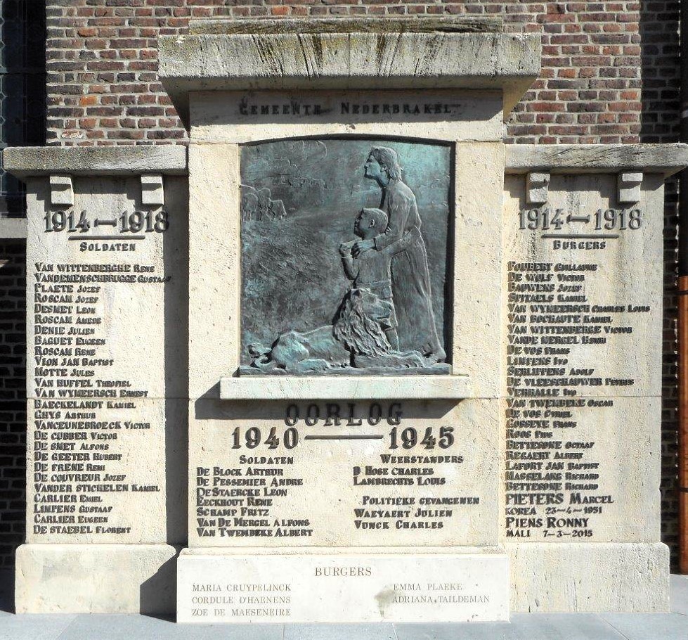 Gedenkteken met namen van soldaten en burgers uit Nederbrakel die vielen in WOI en WOII, met reliëf van vrouw en kind.
